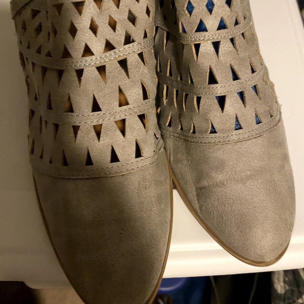 Gray women's boots size 11